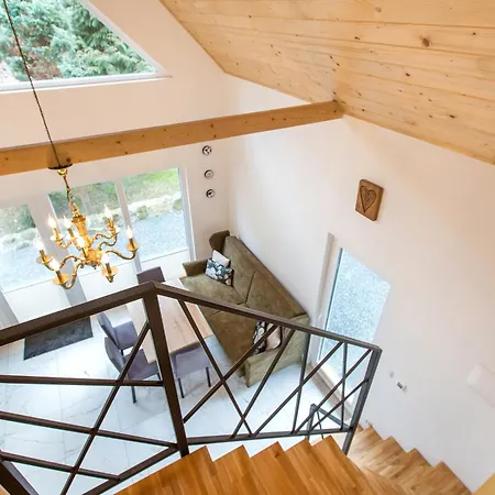 Na Zielonym Wzgorzu Chata *