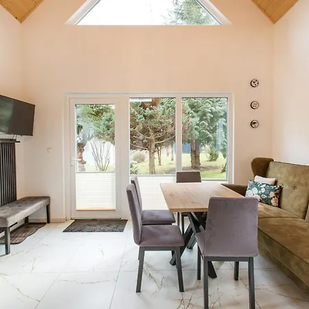 Na Zielonym Wzgorzu Chata *