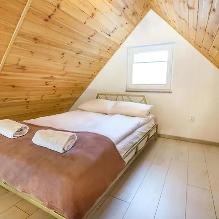 Na Zielonym Wzgorzu Chata